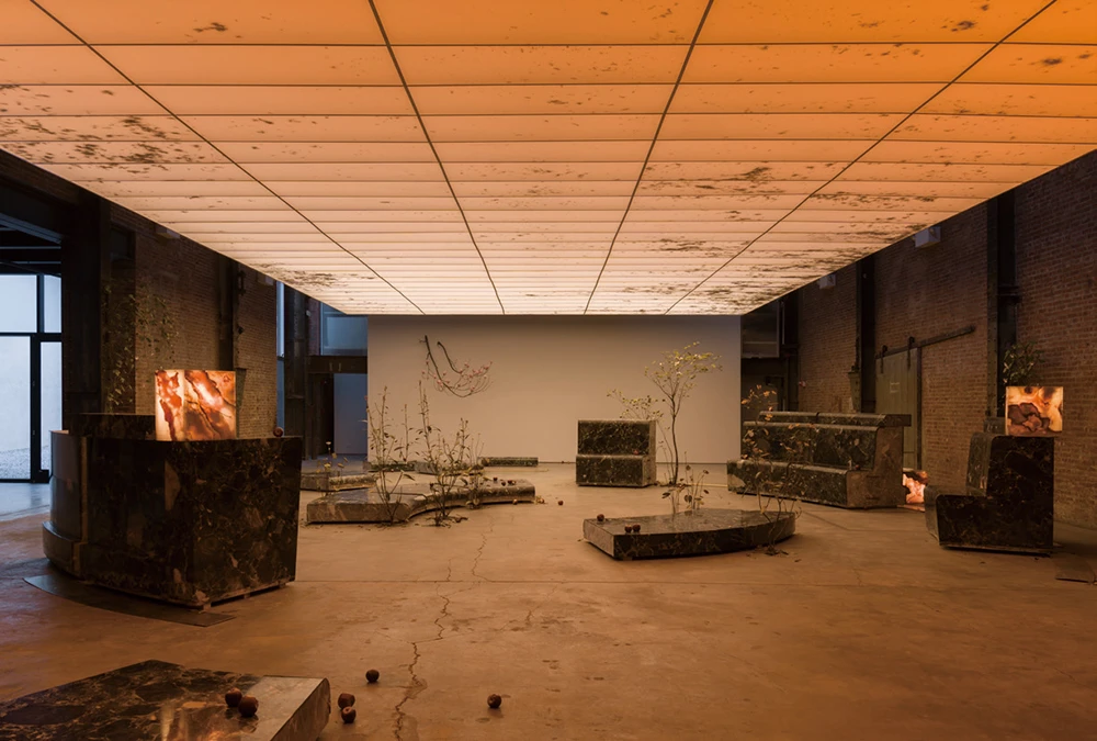 阿瓦羅．烏爾巴諾（Álvaro Urbano），《活畫》（<i>TABLEAU VIVANT</i>），2024-2025，紐約雕塑中心。展覽現場；Charles Benton攝影；藝術家及紐約雕塑中心提供。-圖片