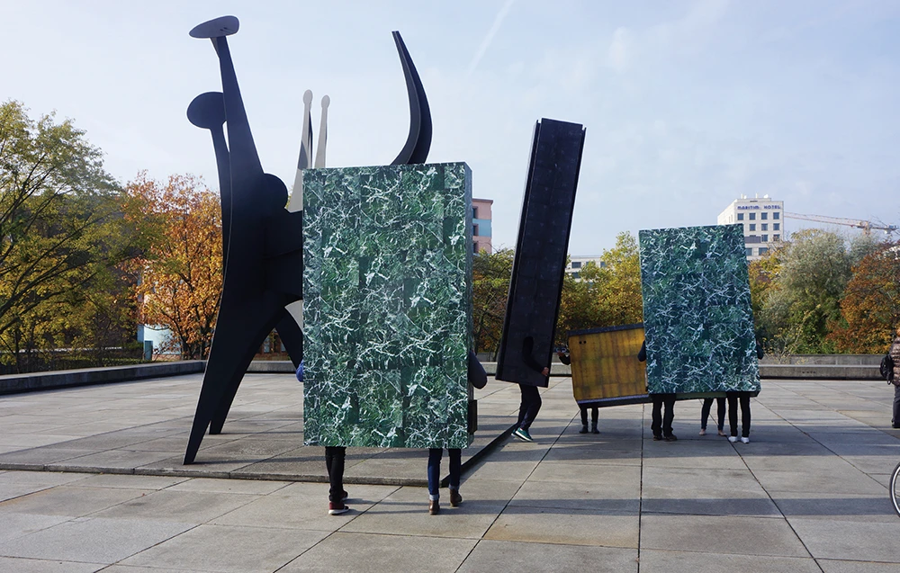 阿瓦羅．烏爾巴諾（Álvaro Urbano），<i>Skin and bones</i>，2014，德國柏林新國家美術館。演出一景；Álvaro Urbano攝影；藝術家提供。-圖片