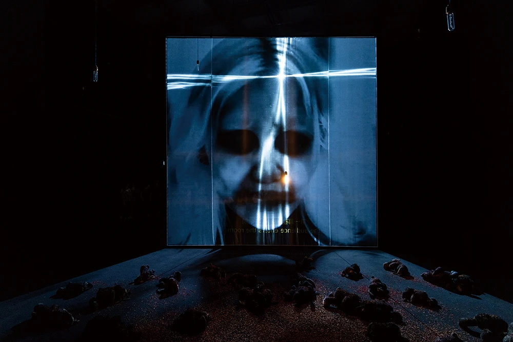 寇拉克里．阿讓諾度才（Korakrit Arunanondchai），《愛在死亡之後》（<i>Love after Death</i>），2025，HD、程式燈光及氛圍裝置、機動軟雕塑、環繞音效，47分鐘，循環播放，尺寸依空間而定，音樂執導：Koichi Shimizu，音效設計與混音：Akritchalerm Kalayanamitr，燈光設計與編程：Rueangrith Santisuk (DuckUnit)。藝術家及Bangkok CityCity Gallery (Bangkok)， Carlos / Ishikawa Gallery (London)，Kukje Gallery (Seoul / Busan)版權所有，由2025台北雙年展，Openfield foundation及Kukje foundation共同委託製作。2025台北雙年展現場；呂國瑋攝影。-圖片