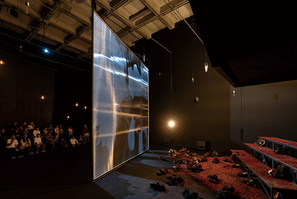 寇拉克里．阿讓諾度才（Korakrit Arunanondchai），《愛在死亡之後》（<i>Love after Death</i>），2025，HD、程式燈光及氛圍裝置、機動軟雕塑、環繞音效，47分鐘，循環播放，尺寸依空間而定，音樂執導：Koichi Shimizu，音效設計與混音：Akritchalerm Kalayanamitr，燈光設計與編程：Rueangrith Santisuk (DuckUnit)。藝術家及Bangkok CityCity Gallery (Bangkok)， Carlos / Ishikawa Gallery (London)，Kukje Gallery (Seoul / Busan)版權所有，由2025台北雙年展，Openfield foundation及Kukje foundation共同委託製作。2025台北雙年展現場；呂國瑋攝影。-圖片