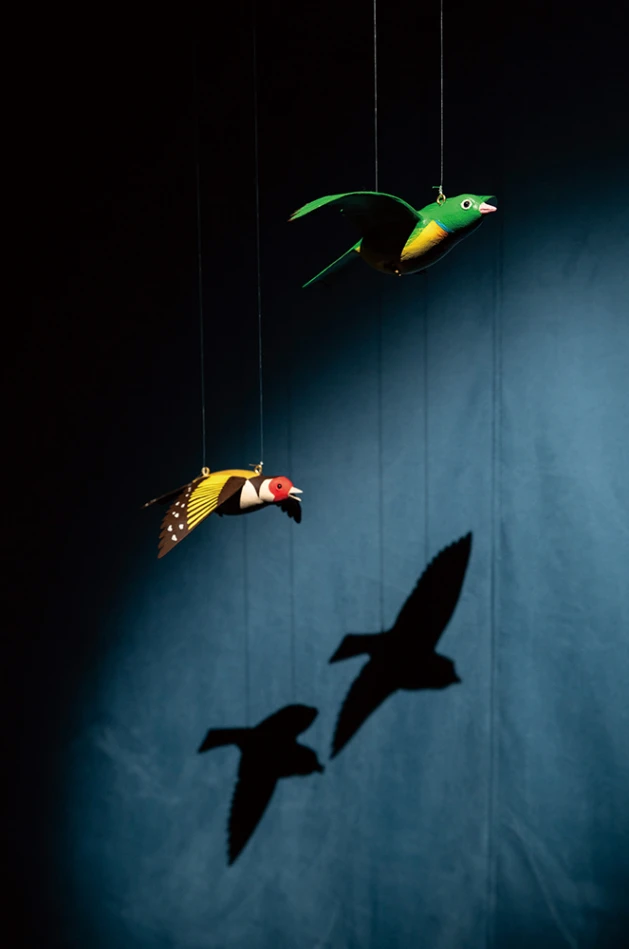 高田冬彦（Fuyuhiko Takata），《公主與魔鳥》（<i>The Princess and the Magic Birds</i>），2021 / 2025，單頻道錄像，Full HD，鳥籠，18分鐘，循環播放，尺寸依空間而定 © Fuyuhiko TAKATA，藝術家及WAITINGROOM版權所有。2025台北雙年展現場；呂國瑋攝影。-圖片