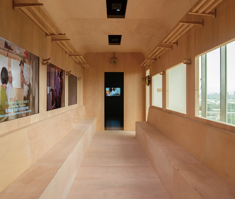 邱子晏，《車廂》， 2023，4K三頻道彩色有聲錄像裝置，15分，鳳甲美術館「『 』邱子晏個展」展場一景。© 邱子晏-圖片