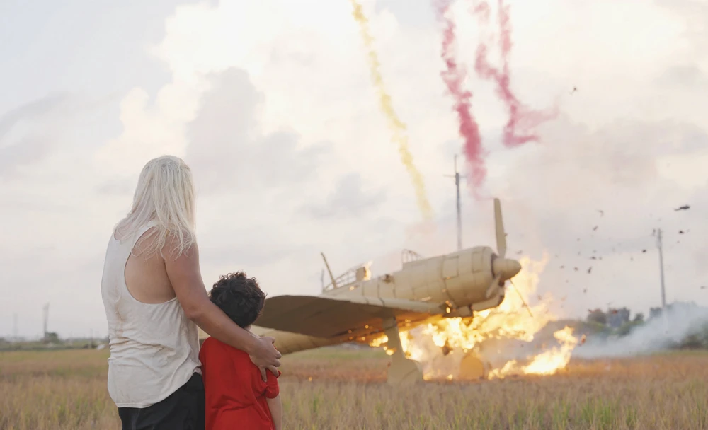 邱子晏，《偽飛行場》，2025，錄像截圖，零式戰鬥機複製品搭配顯示器、影片、碉堡造型之音聲座椅，15分鐘，1200×900×300 公分，120×45×40公分，藝術家版權所有，由 2025台北雙年展委託製作。© 邱子晏-圖片