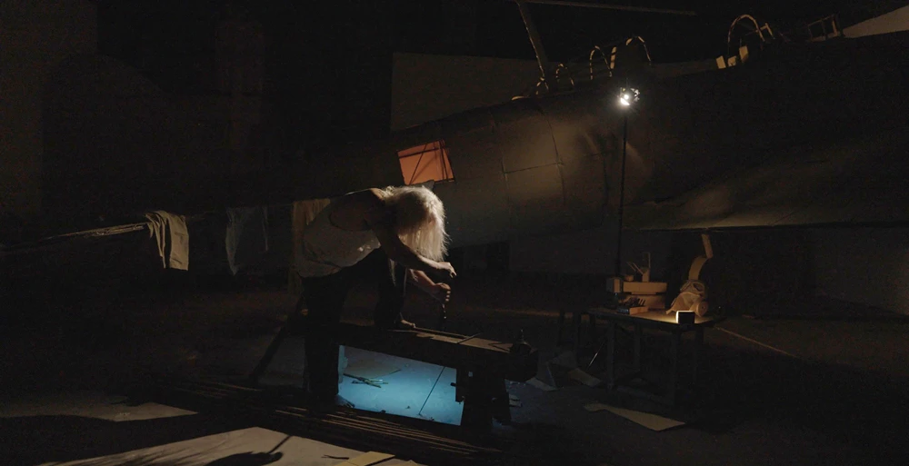 邱子晏，《偽飛行場》，2025，錄像截圖，零式戰鬥機複製品搭配顯示器、影片、碉堡造型之音聲座椅，15分鐘，1200×900×300公分，120×45×40公分，藝術家版權所有，由 2025台北雙年展委託製作。© 邱子晏-圖片