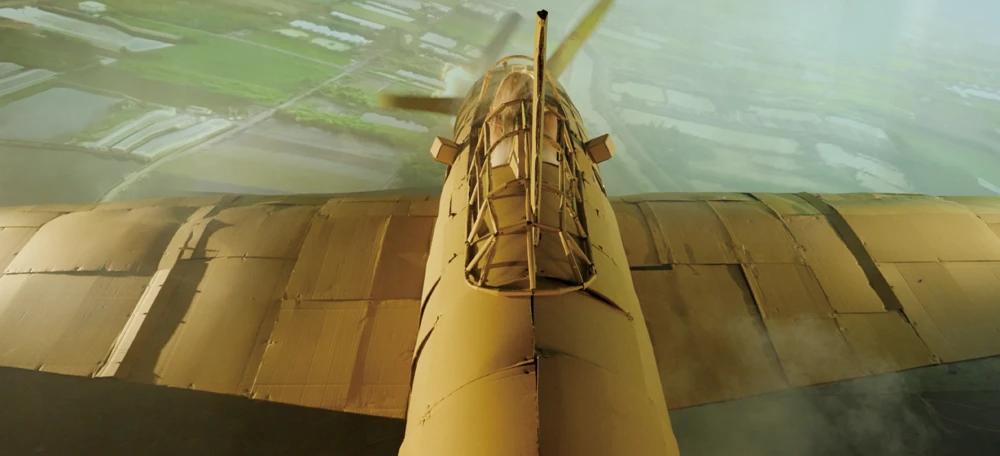 邱子晏，《偽飛行場》，2025，錄像截圖，零式戰鬥機複製品搭配顯示器、影片、碉堡造型之音聲座椅，15分鐘，1200×900×300公分，120×45×40公分，藝術家版權所有，由 2025台北雙年展委託製作。© 邱子晏-圖片