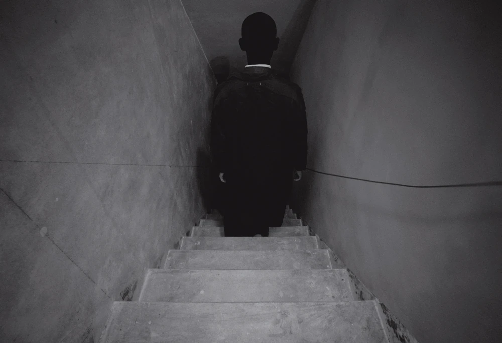 《在無數層疊中無處可尋》（<i>Nowhere in Myriad Layers</i>）， 2025，複合媒材裝置、多頻道錄像，尺寸依空間而定。社團法人臺北市松年福祉會玉蘭莊、SIGMA、就在藝術空間、Ota Fine Arts、James Cohan Gallery 版權所有，協力單位：SIGMA ，Suzuki Takayuki（服裝）。-圖片