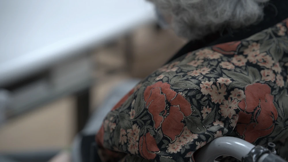 《在無數層疊中無處可尋》（<i>Nowhere in Myriad Layers</i>）， 2025，複合媒材裝置、多頻道錄像，尺寸依空間而定。社團法人臺北市松年福祉會玉蘭莊、SIGMA、就在藝術空間、Ota Fine Arts、James Cohan Gallery 版權所有，協力單位：SIGMA ，Suzuki Takayuki（服裝）。-圖片