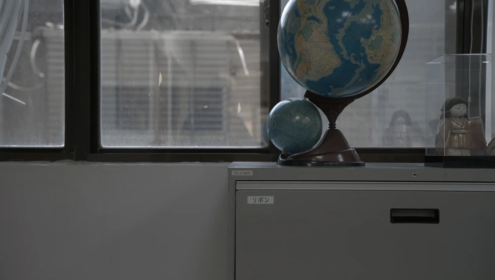 《在無數層疊中無處可尋》（<i>Nowhere in Myriad Layers</i>）， 2025，複合媒材裝置、多頻道錄像，尺寸依空間而定。社團法人臺北市松年福祉會玉蘭莊、SIGMA、就在藝術空間、Ota Fine Arts、James Cohan Gallery 版權所有，協力單位：SIGMA ，Suzuki Takayuki（服裝）。-圖片