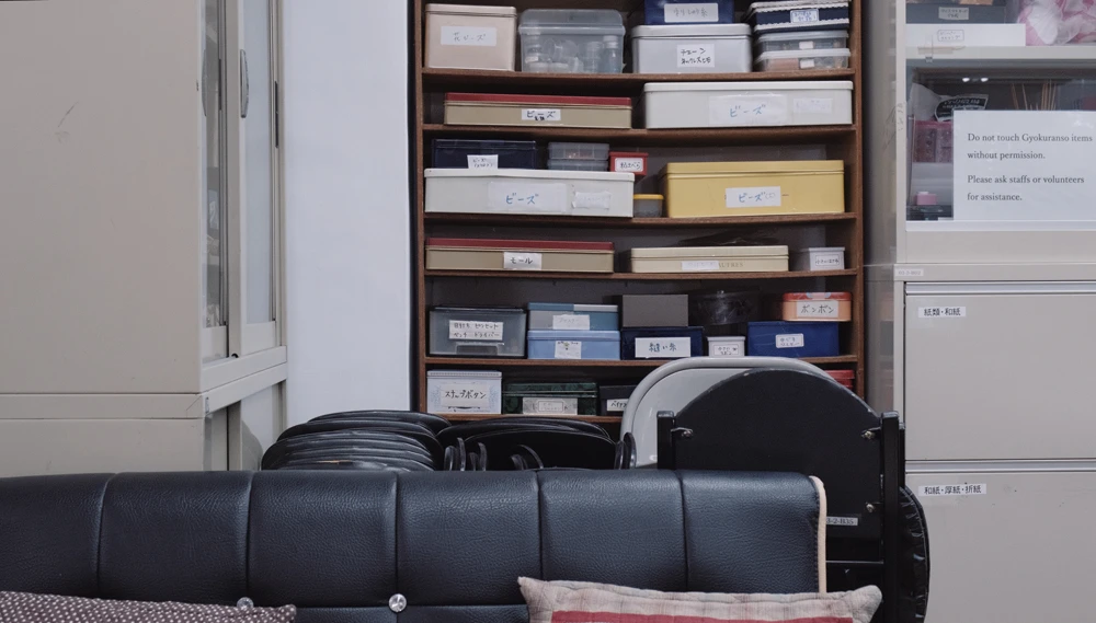 《在無數層疊中無處可尋》（<i>Nowhere in Myriad Layers</i>）， 2025，複合媒材裝置、多頻道錄像，尺寸依空間而定。社團法人臺北市松年福祉會玉蘭莊、SIGMA、就在藝術空間、Ota Fine Arts、James Cohan Gallery 版權所有，協力單位：SIGMA ，Suzuki Takayuki（服裝）。-圖片