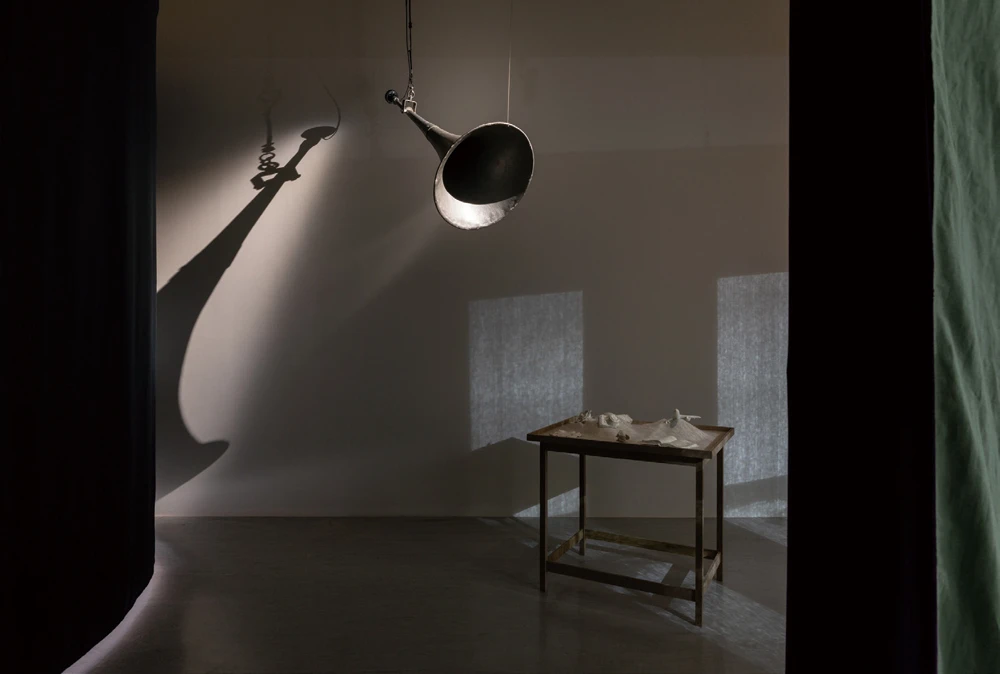 《在無數層疊中無處可尋》（<i>Nowhere in Myriad Layers</i>）， 2025，複合媒材裝置、多頻道錄像，尺寸依空間而定。社團法人臺北市松年福祉會玉蘭莊、SIGMA、就在藝術空間、Ota Fine Arts、James Cohan Gallery 版權所有，協力單位：SIGMA ，Suzuki Takayuki（服裝）。2025台北雙年展現場；呂國瑋攝影。-圖片