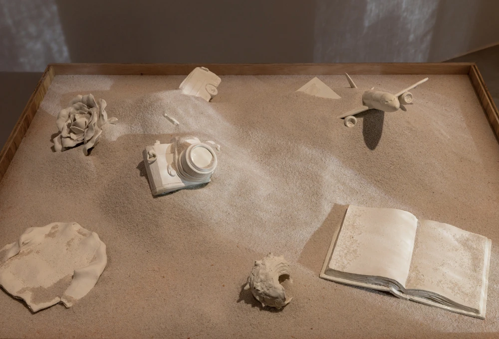 《在無數層疊中無處可尋》（<i>Nowhere in Myriad Layers</i>）， 2025，複合媒材裝置、多頻道錄像，尺寸依空間而定。社團法人臺北市松年福祉會玉蘭莊、SIGMA、就在藝術空間、Ota Fine Arts、James Cohan Gallery 版權所有，協力單位：SIGMA ，Suzuki Takayuki（服裝）。2025台北雙年展現場；呂國瑋攝影。-圖片