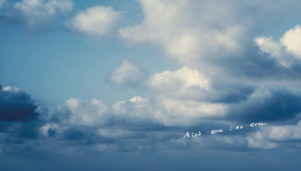 《在無數層疊中無處可尋》（<i>Nowhere in Myriad Layers</i>）， 2025，複合媒材裝置、多頻道錄像，尺寸依空間而定。社團法人臺北市松年福祉會玉蘭莊、SIGMA、就在藝術空間、Ota Fine Arts、James Cohan Gallery 版權所有，協力單位：SIGMA ，Suzuki Takayuki（服裝）。-圖片