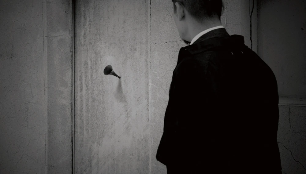 《在無數層疊中無處可尋》（<i>Nowhere in Myriad Layers</i>）， 2025，複合媒材裝置、多頻道錄像，尺寸依空間而定。社團法人臺北市松年福祉會玉蘭莊、SIGMA、就在藝術空間、Ota Fine Arts、James Cohan Gallery 版權所有，協力單位：SIGMA ，Suzuki Takayuki（服裝）。-圖片