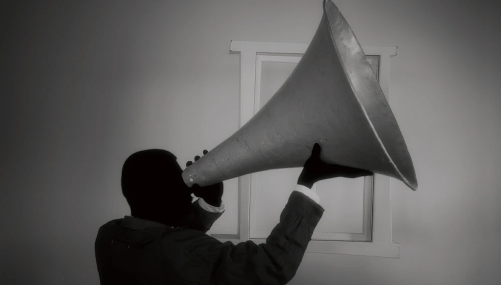 《在無數層疊中無處可尋》（<i>Nowhere in Myriad Layers</i>）， 2025，複合媒材裝置、多頻道錄像，尺寸依空間而定。社團法人臺北市松年福祉會玉蘭莊、SIGMA、就在藝術空間、Ota Fine Arts、James Cohan Gallery 版權所有，協力單位：SIGMA ，Suzuki Takayuki（服裝）。-圖片