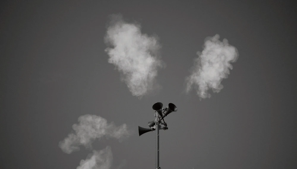 《在無數層疊中無處可尋》（<i>Nowhere in Myriad Layers</i>）， 2025，複合媒材裝置、多頻道錄像，尺寸依空間而定。社團法人臺北市松年福祉會玉蘭莊、SIGMA、就在藝術空間、Ota Fine Arts、James Cohan Gallery 版權所有，協力單位：SIGMA ，Suzuki Takayuki（服裝）。-圖片