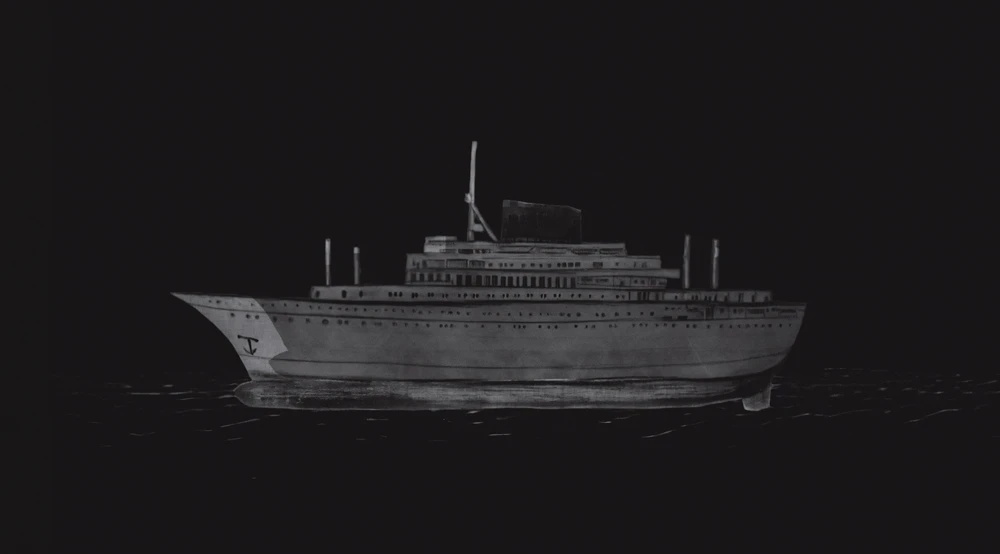 《在無數層疊中無處可尋》（<i>Nowhere in Myriad Layers</i>）， 2025，複合媒材裝置、多頻道錄像，尺寸依空間而定。社團法人臺北市松年福祉會玉蘭莊、SIGMA、就在藝術空間、Ota Fine Arts、James Cohan Gallery 版權所有，協力單位：SIGMA ，Suzuki Takayuki（服裝）。-圖片