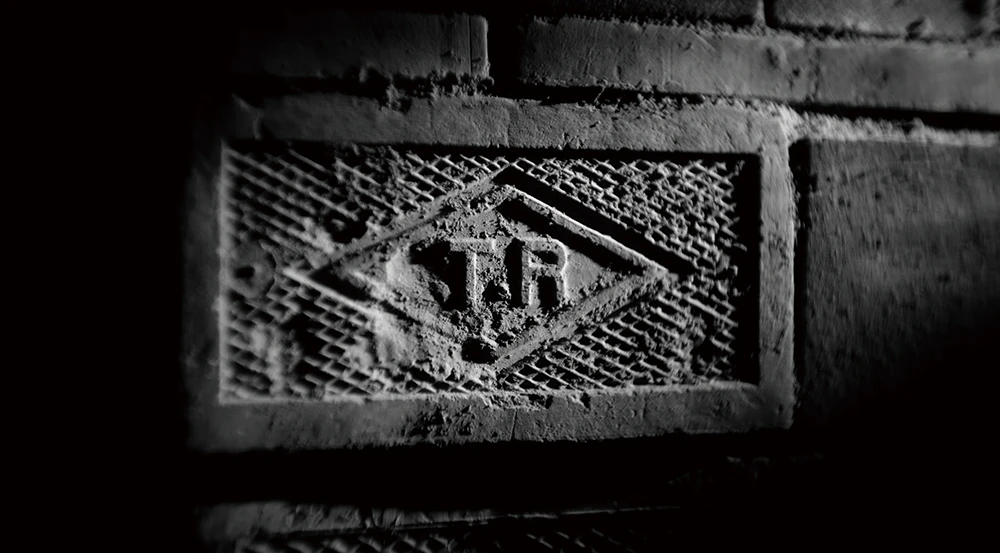 王耀億，《合拍片》，2025，錄像截圖，雙頻道錄像、黑白、同步、燈光裝置、投影機、喇叭，20 分鐘，1920×1080(HD)，藝術家版權所有，由2025台北雙年展委託製作。-圖片