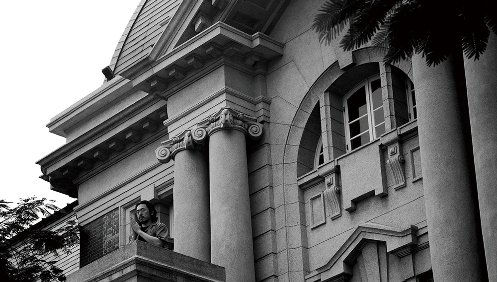 王耀億，《合拍片》，2025，錄像截圖，雙頻道錄像、黑白、同步、燈光裝置、投影機、喇叭，20 分鐘，1920×1080(HD)，藝術家版權所有，由2025台北雙年展委託製作。-圖片