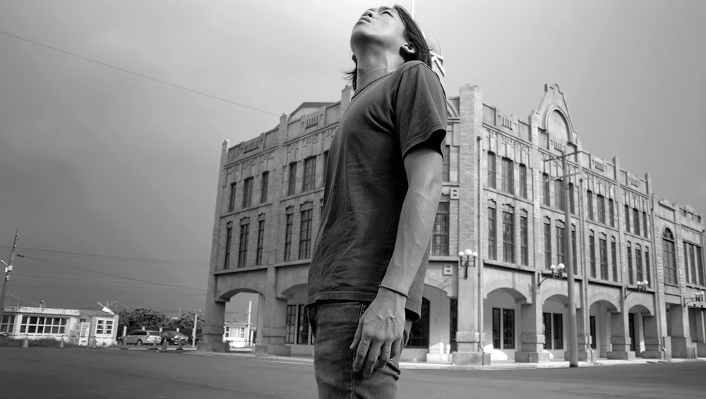 王耀億，《合拍片》，2025，錄像截圖，雙頻道錄像、黑白、同步、燈光裝置、投影機、喇叭，20分鐘，1920× 080 (HD)，藝術家版權所有，由2025台北雙年展委託製作。-圖片