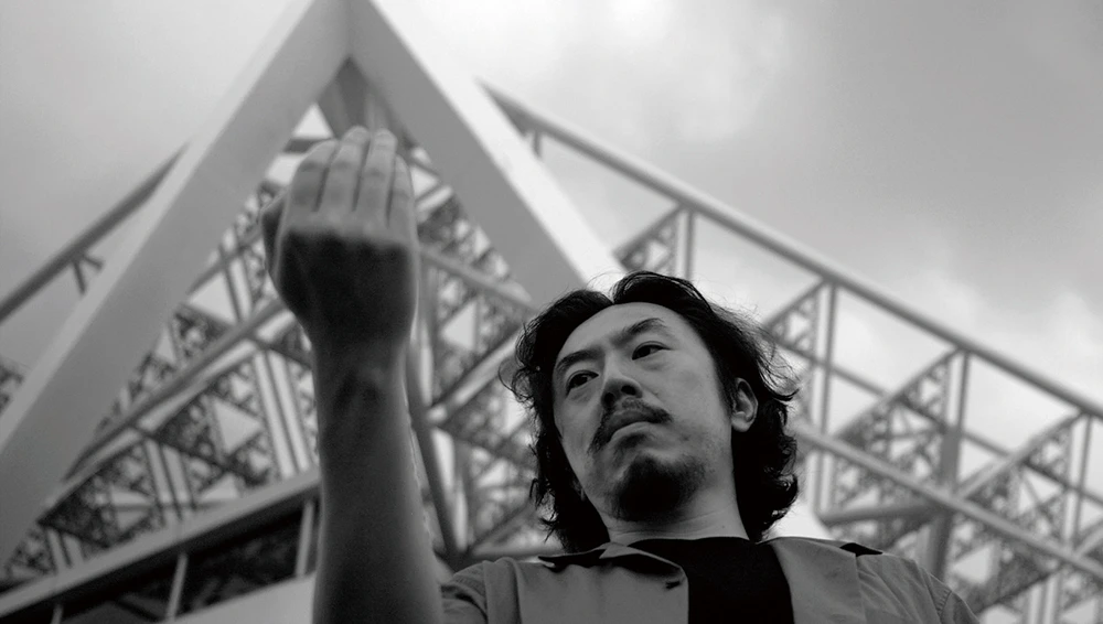 王耀億，《合拍片》，2025，錄像截圖，雙頻道錄像、黑白、同步、燈光裝置、投影機、喇叭，20分鐘，1920× 080 (HD)，藝術家版權所有，由2025台北雙年展委託製作。-圖片