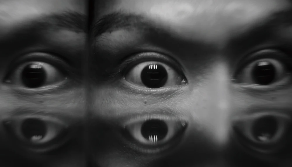 王耀億，《合拍片》，2025，錄像截圖，雙頻道錄像、黑白、同步、燈光裝置、投影機、喇叭，20分鐘，1920× 080 (HD)，藝術家版權所有，由2025台北雙年展委託製作。-圖片