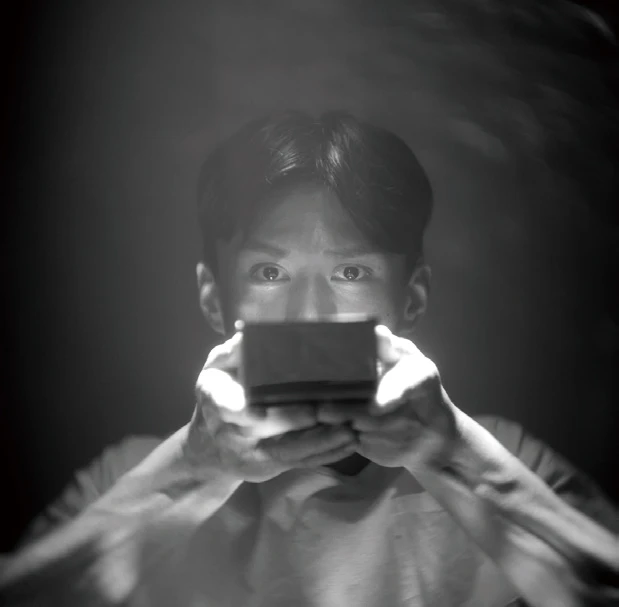 王耀億，《合拍片》，2025，錄像截圖，雙頻道錄像、黑白、同步、燈光裝置、投影機、喇叭，20分鐘，1920× 080 (HD)，藝術家版權所有，由2025台北雙年展委託製作。-圖片