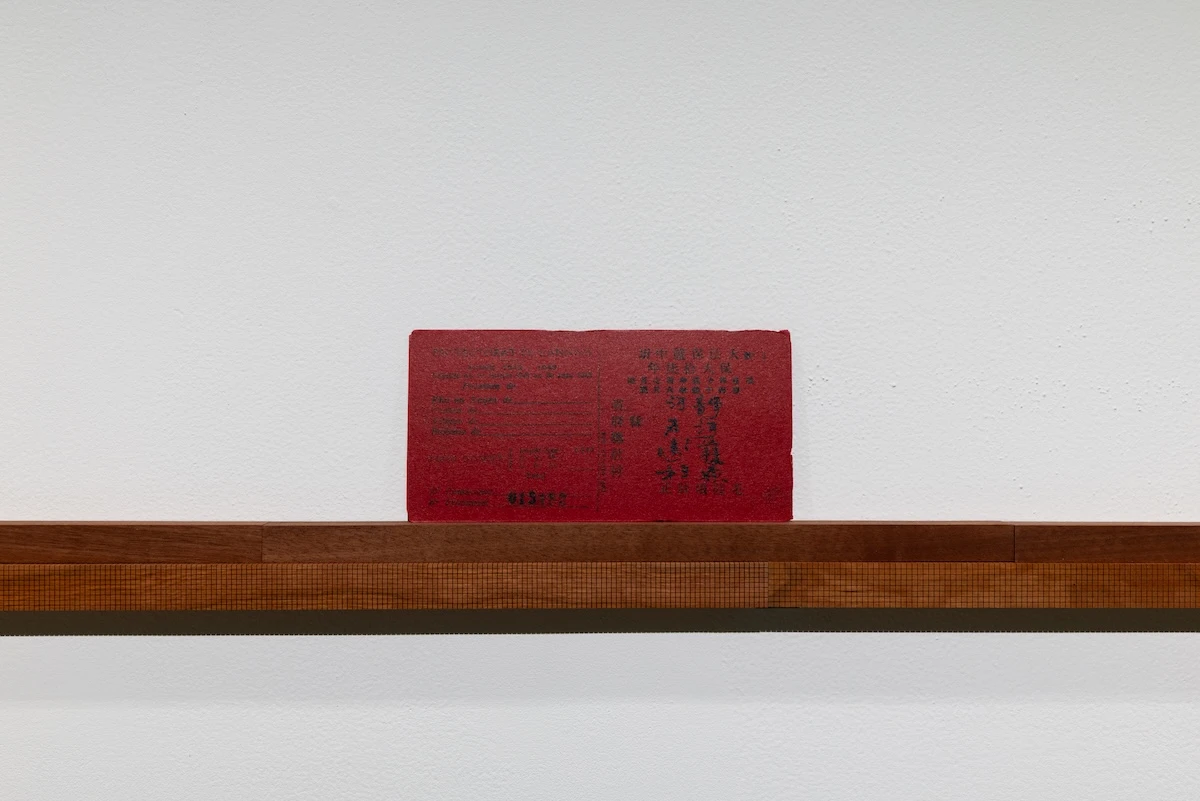 《治理（1875–1939 印度支那銀行利潤）》（<i>The Ruling [ The Banque de l'Indochine's Profits, 1875–1939 ]</i>），2025，47 公分與 40 公分尺、兩種不同類型，經上漆與雕刻的木材、支架，4.35 × 1504 × 2.35 公分，藝術家版權所有。2025 台北雙年展現場；呂國瑋攝影-圖片