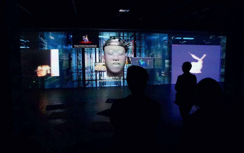 《important_message.mp4》，2019；臺北數位藝術中心「混沌的庇護所 .zip—李亦凡個展」展覽現場。圖片來源：李亦凡提供-圖片