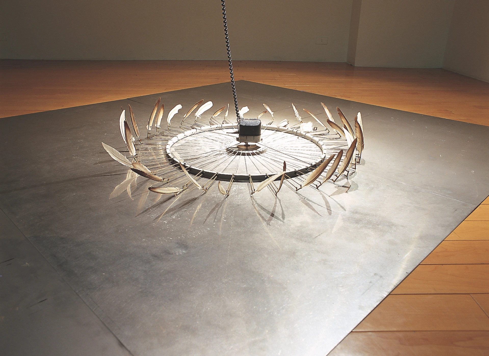 作家的船（Writer's Vessel），1997，銅管、鴿子羽毛、 金屬輪、 鋼絲、 馬達、 感應器及變壓器，300 × 200 × 400 公分。-圖片